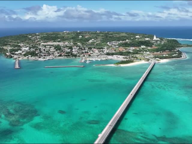 海に架かる橋と島を望む沖縄北部の空撮